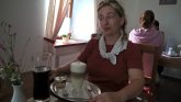 Spokojená Ivanka v hospodě.